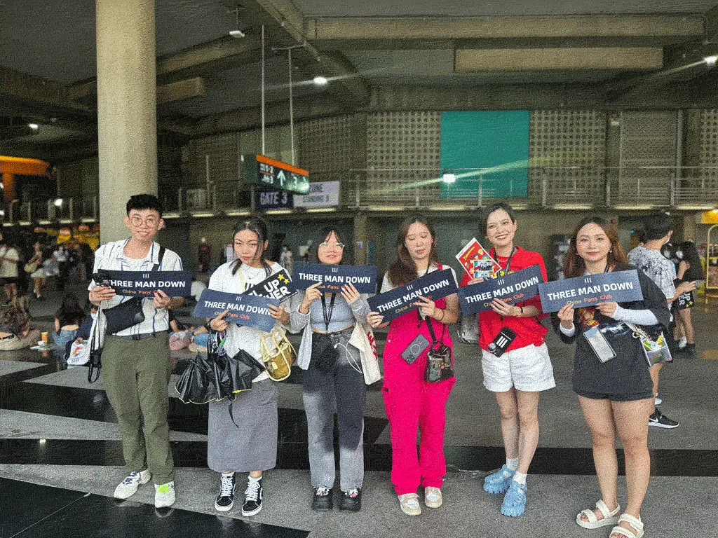 แฟนคลับถ่ายภาพกับโฟโต้บูธ GoCloud ในงานคอนเสิร์ต